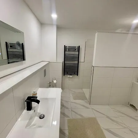 Easystay#4 Cinema In Kliniknaehe Mit Balkon, Boxspringbett & Netflix Апартаменты Бад-Эйнхаузен